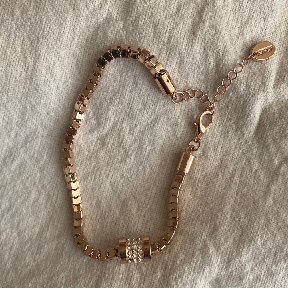 Rose gold bracelet with a beautiful cz diamond center